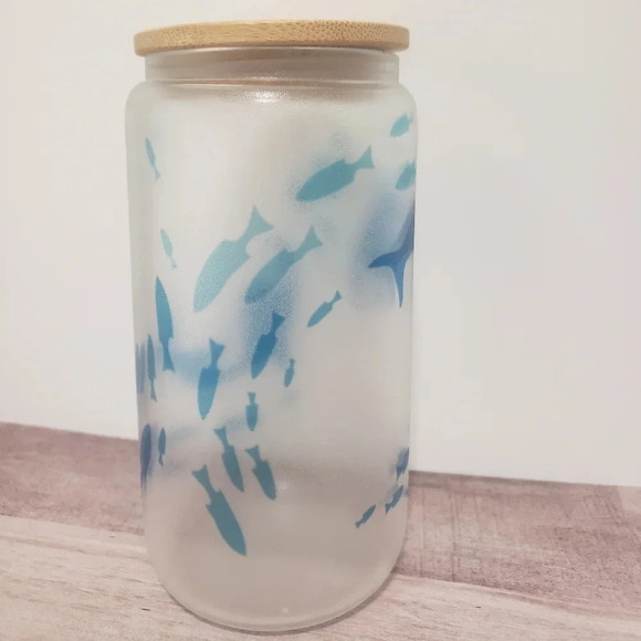 Killer whale glow in the dark glass cup with lid and straw - Picture 4 of 7